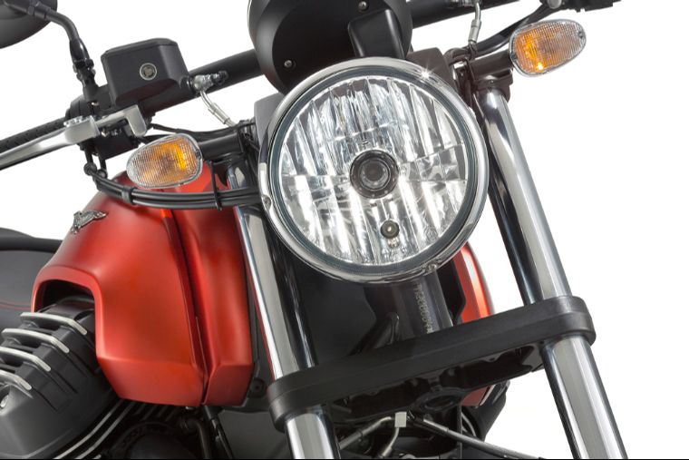 Moto modelo Audace, rojo. Marca Motoguzzi