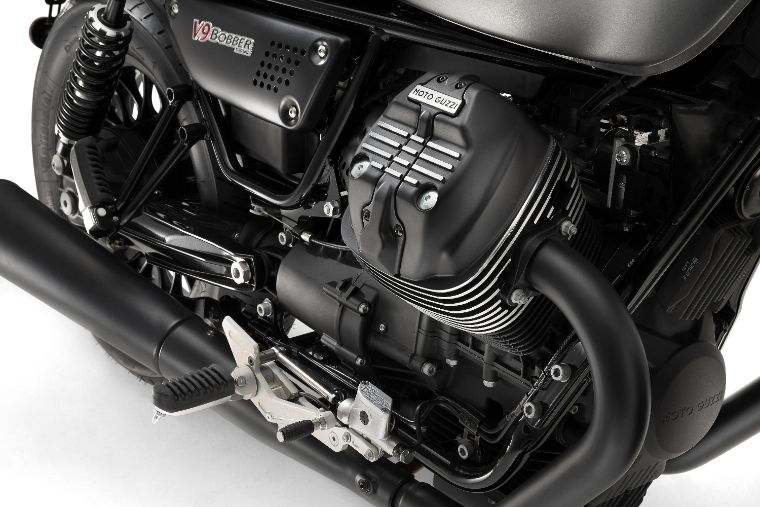 imagen del motor de la guzzi v9 bobber