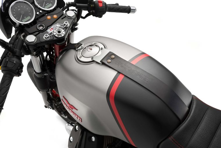 Moto modelo Racer, color gris con rojo y negro. Marca Motoguzzi
