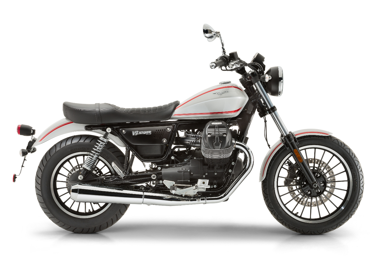 Moto modelo Roamer, color gris y rojo. Marca Motoguzzi