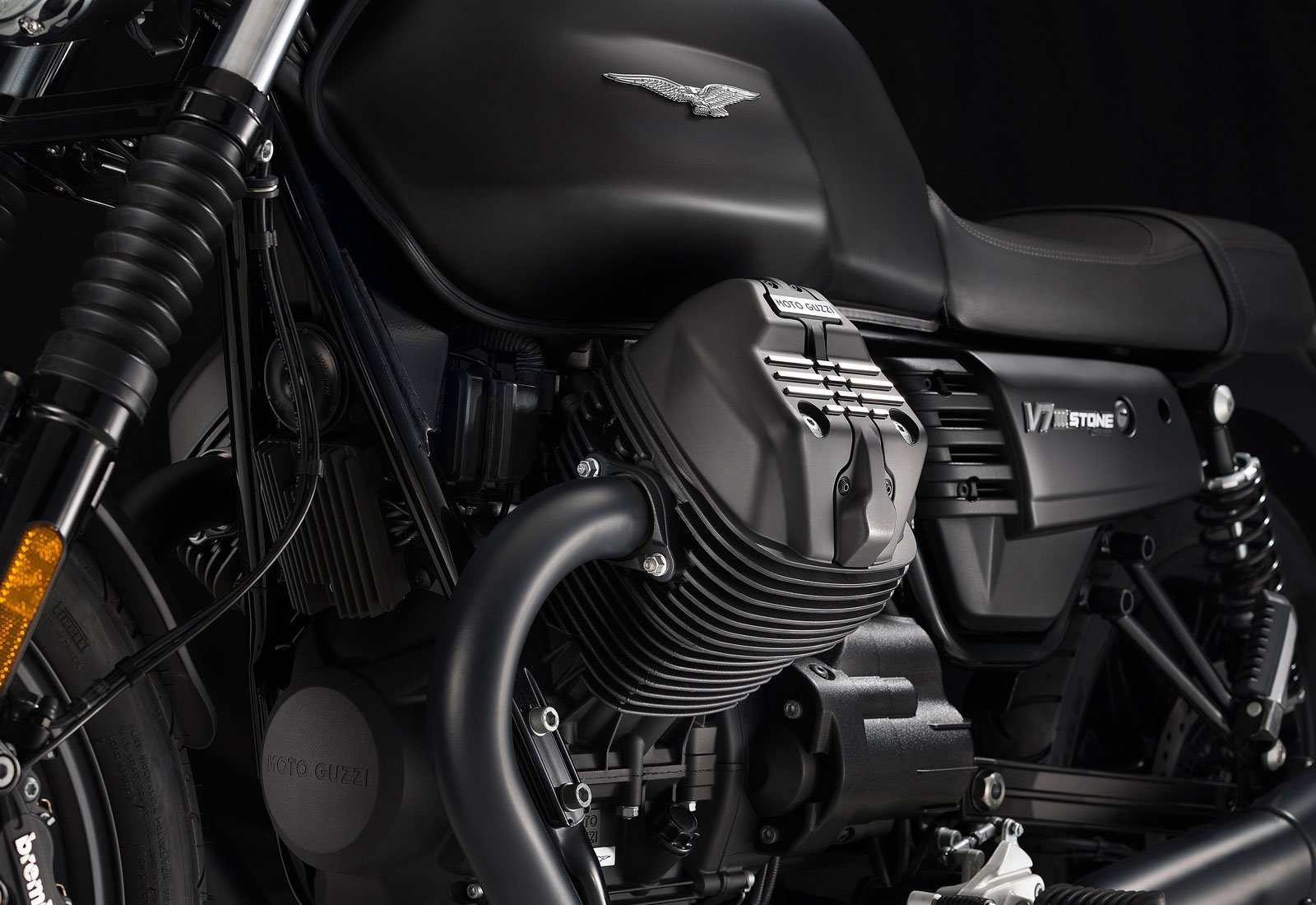 Moto modelo Stone, color negro. Marca Motoguzzi