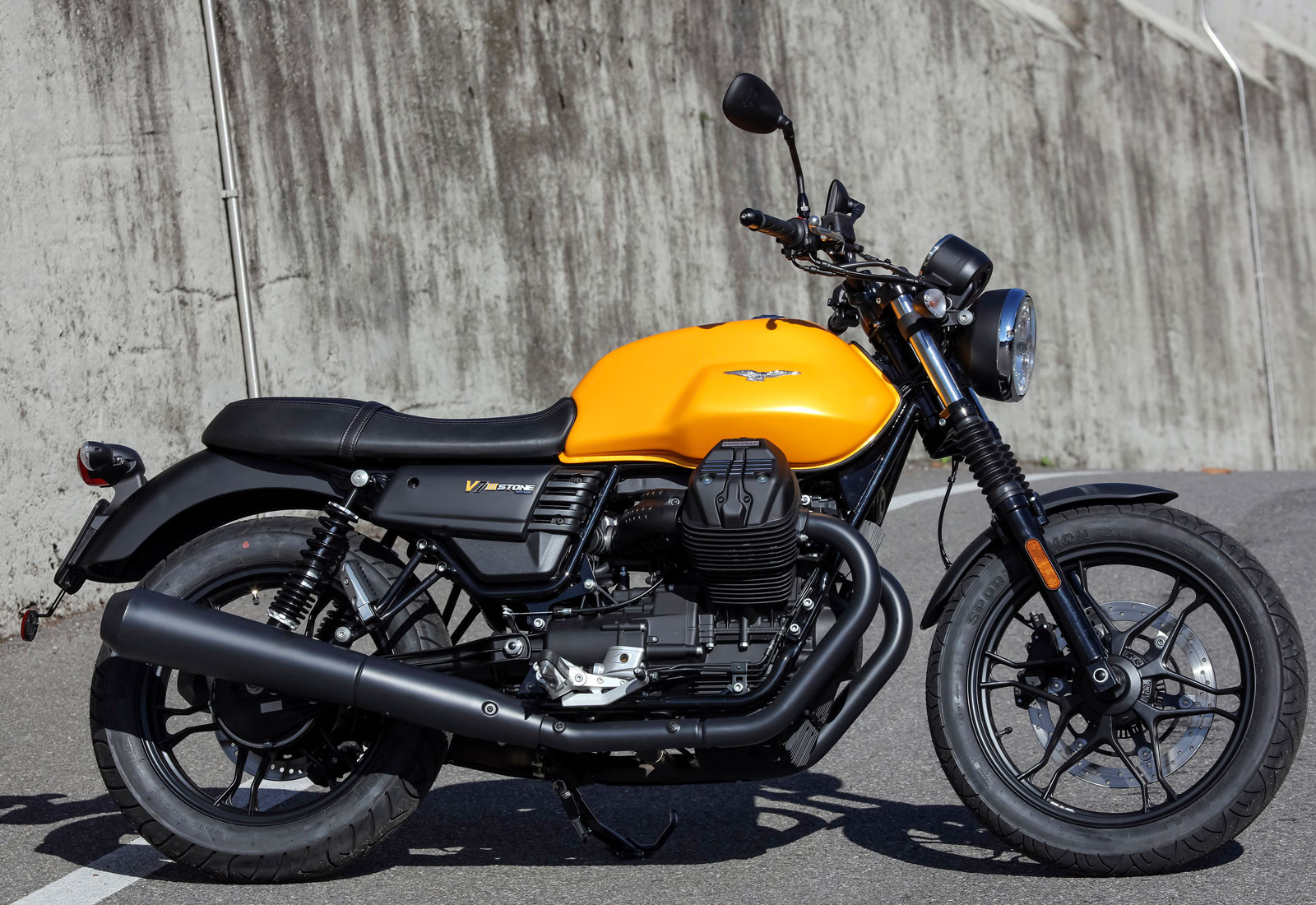 Moto modelo Stone, color negro. Marca Motoguzzi