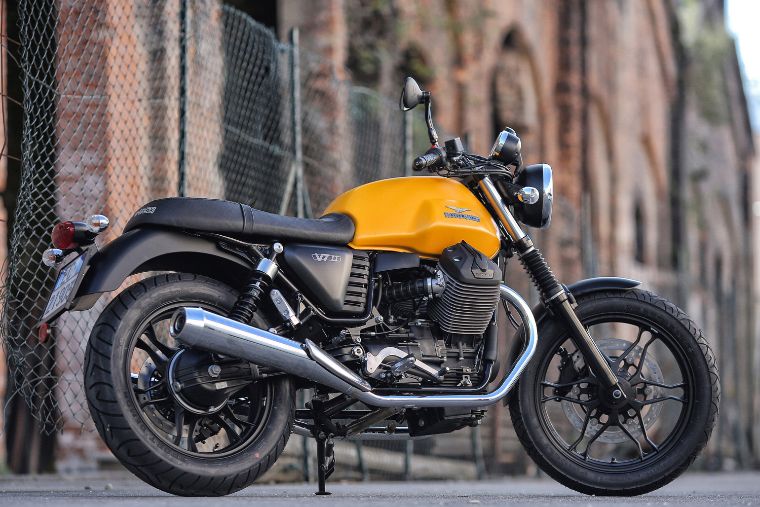 Moto modelo Stone, color amarillo. Marca Motoguzzi