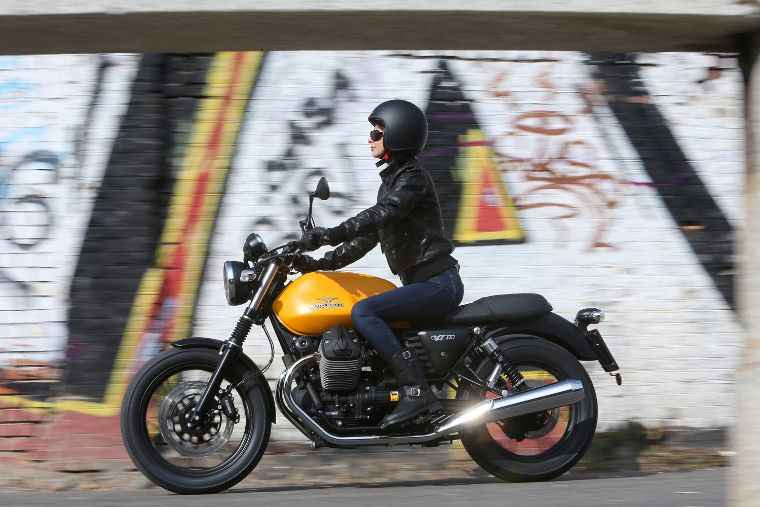 Moto modelo Stone, color negro. Marca Motoguzzi