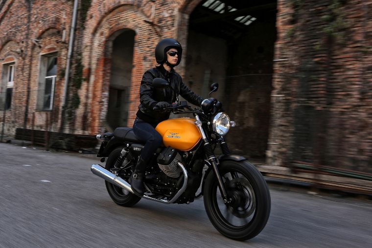 Moto modelo Stone, color amarillo. Marca Motoguzzi