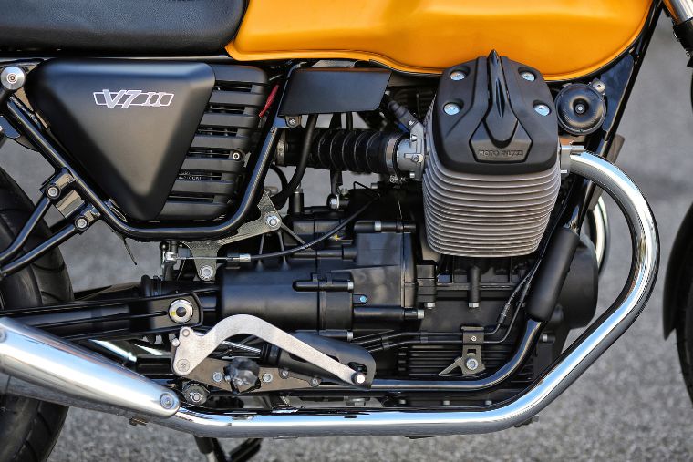 Moto modelo Stone, color amarillo. Marca Motoguzzi