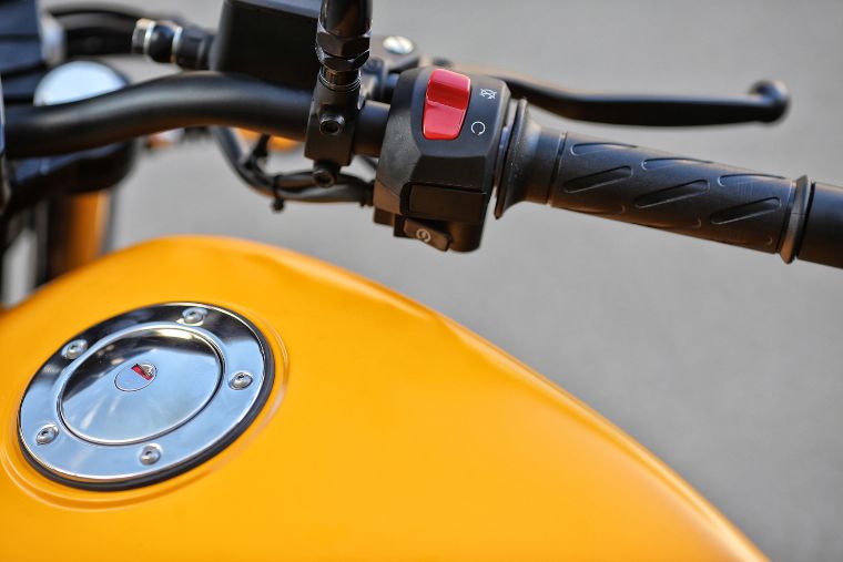 tanque de moto guzzi v7 ii store amarillo