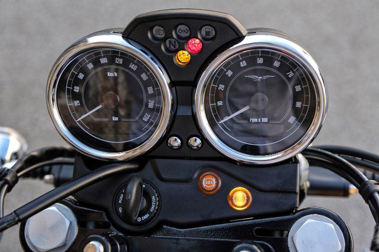 Moto modelo Stone, color gris. Marca Motoguzzi