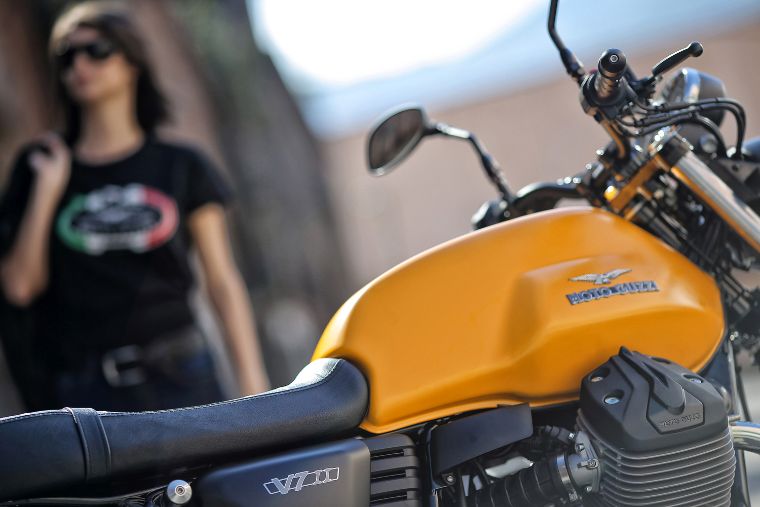 Moto modelo Stone, color amarillo. Marca Motoguzzi