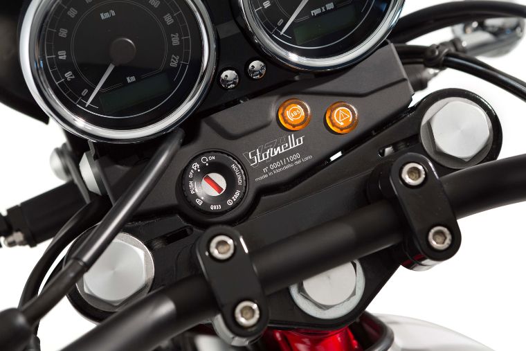 Moto modelo Stornello, color gris y rojo. Marca Motoguzzi