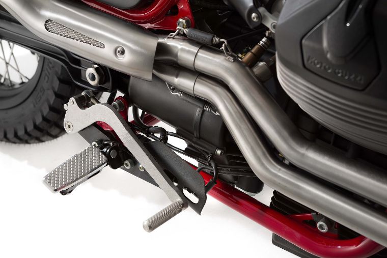 Moto modelo Stornello, color gris y rojo. Marca Motoguzzi