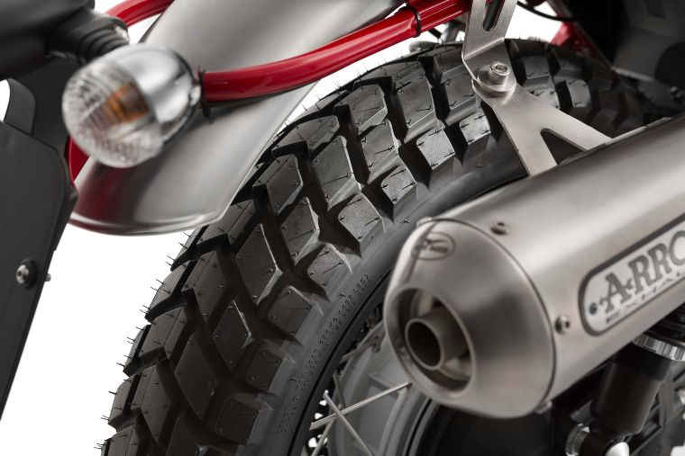 Moto modelo Stornello, color gris y rojo. Marca Motoguzzi